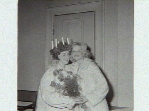 Lilian Johansson, 1960 års Lucia, med tärnor. Artikel i samband med bilderna publicerad i Varbergs Tidning 1960-12-12.