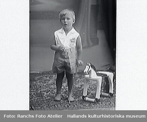 Ateljebild. Tre fotografier av en pojke med trehjuling och leksakshäst. Artur Ekman beställde bilden och är troligen pojkens far.
