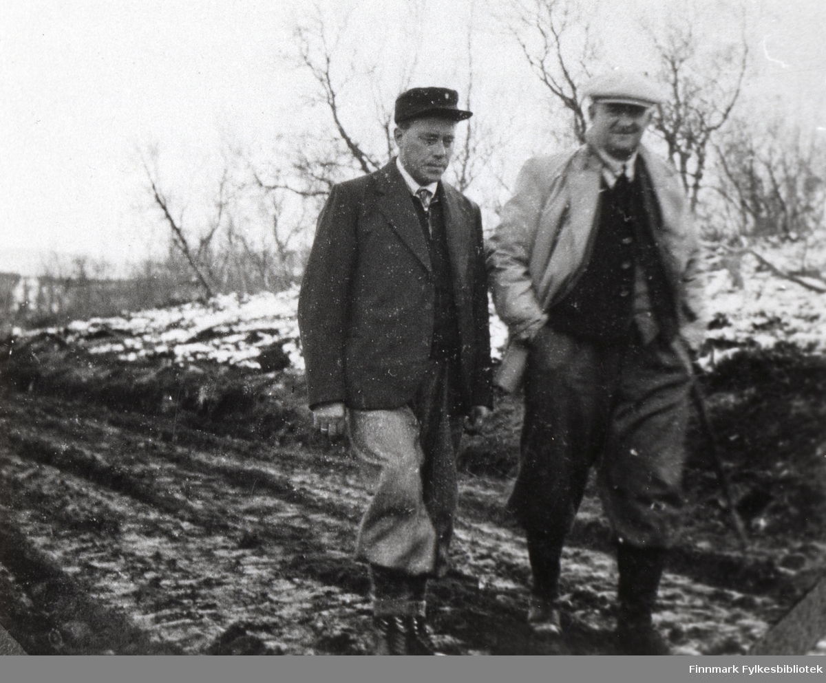 Krokskogen ca. 4 km vest for Lombolo. Fra venstre: oppsynsmann Georg Bjørkli og veisjef Harald Hofseth befarer veien i forbindelse med markeringen av veiforbindelsen over Børselvfjellet, 1940.