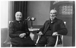 Portrett av Karen og Johannes Sund fra Eina. Året er 1900.