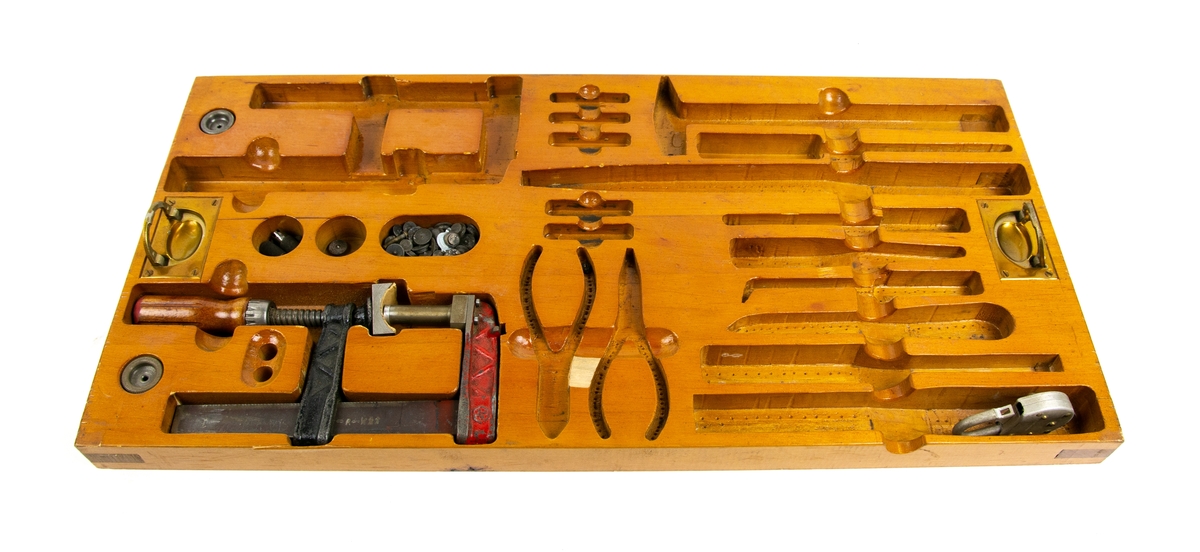 Panelreparationsutrustning för Fpl 22, typ STM-V-0144. Trälåda innehållande utrustning för utbyte och reparation av träpaneler på Fpl 22. Lådan är målad i en mörkgrå färg och har beslag av metall. Ena bärhandtaget saknas. Innanmätet består av tre uttagbara lådor med fack för verktyg och monteringsmateriel så som tvingar, dorn, filar, mejslar, fräsverktyg med mera. Utöver det finns också en mängd olika nitar och beslag. Allt är märkt med artikelnummer, antingen direkt på föremålen eller på respektive fack.

I locket finns hållare för instruktionsbok med innehållsförteckning. Instruktionsboken saknas.

Utrustningen är ej komplett flera verktyg saknas.