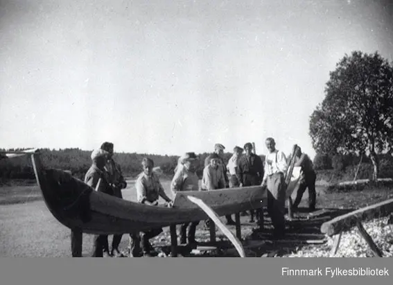 Bygging av elvebåt studeres. Reingjerdebefaring i 1955.Navn på personene fra venstre: Hannala, Dahl, Alarnikka, Irgens, ukjent. 