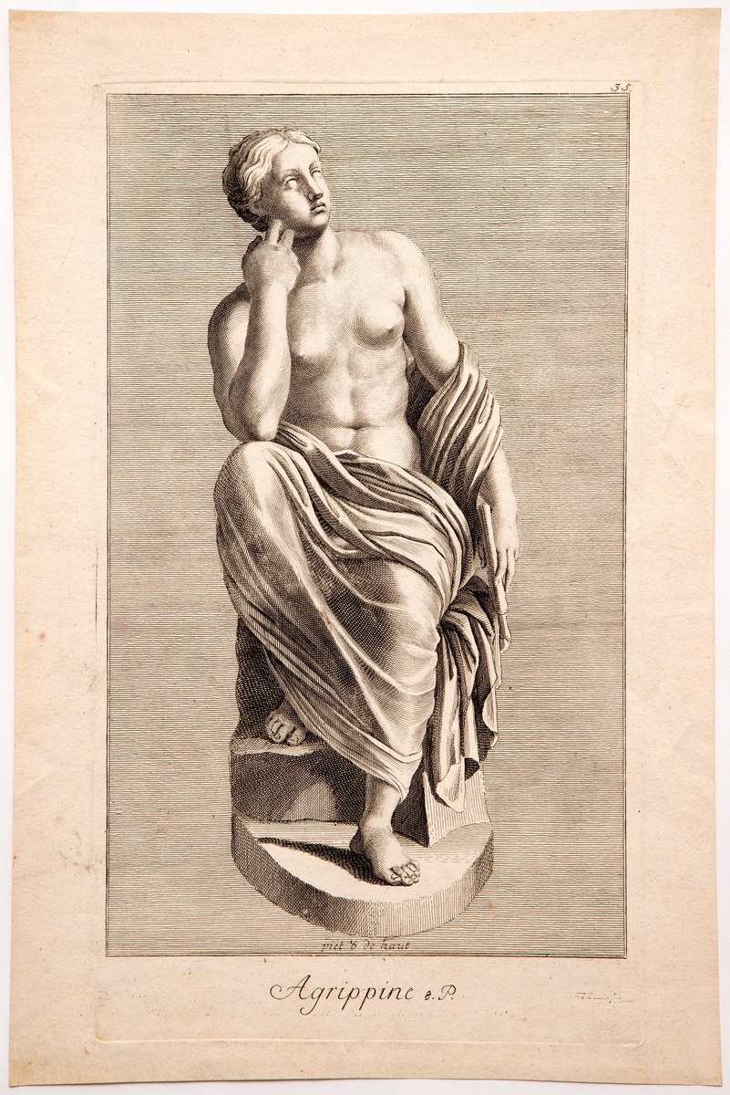 Motivet viser en romersk skulptur som etter sigende skal forestille Agrippina den yngre. Skulpturen fremstiller henne som en halvnaken kvinne, sittende med et drapperi rundt nedre del av kroppen.