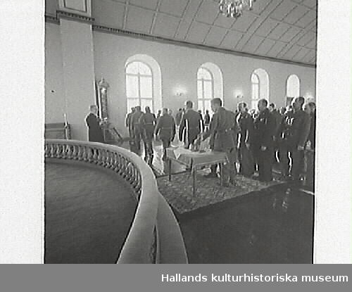 Interiörbilder från Värö kyrka första advent. Tidningsartikel: "Första ljuset brinner". Hemvärnsmän,  lottor och Röda Kors-samariter i Värö kyrka 1:a söndagen i advent. Publicerad i Hallands Nyheter, 1969-12-01.