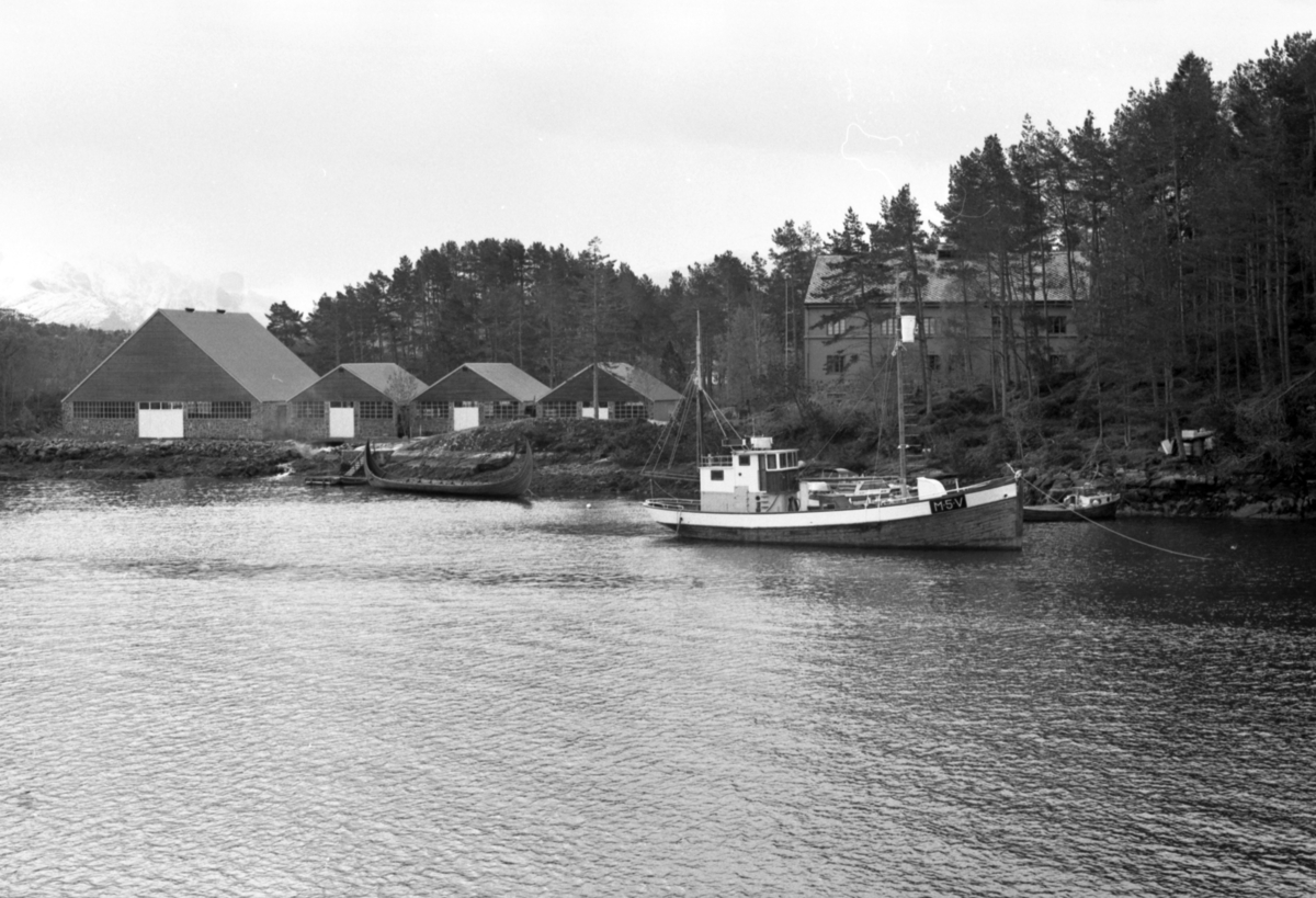 Prospektfotografi av hovedbygningen til Sunnmøre Museum med båthallene. I forgrunnen ligger M/K "Heland" og replikaen "Kvalsundskipet".