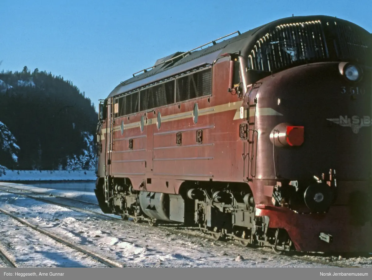 Diesellokomotiv Di 3 610 som løslok på Hell stasjon