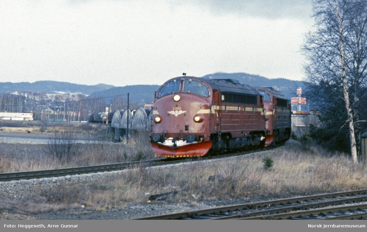 To diesellokomotiver type Di 3 med Di 3 626 fremst, med godstog fra Bodø til Trondheim ved Hell stasjon