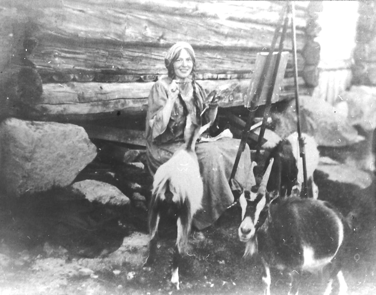 Ebba Bull maler ved Fiskevollen i 1914. 