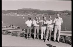 Gruppebilde tatt på veien ved fergeleiet på Kveøya. Borkenes