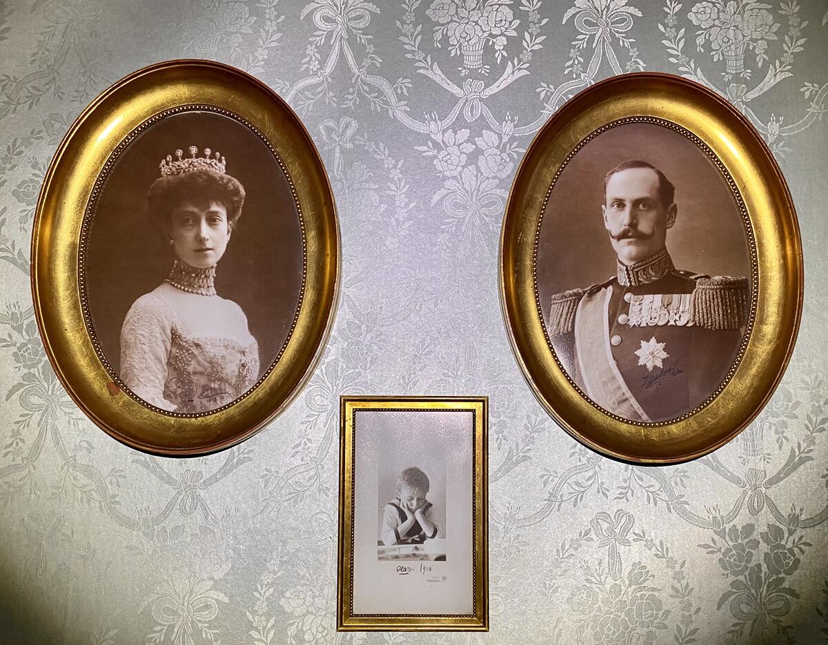 The portraits of the royal family were hung on board the Fram and were later also taken on the Maud expedition (1918-1925) and the voyage with the airship Norge across the Arctic Ocean (1926). Finally, they found a place on the wall in the blue living room in Roald Amundsen's House. Photo: Follo Museum, MiA. (Foto/Photo)