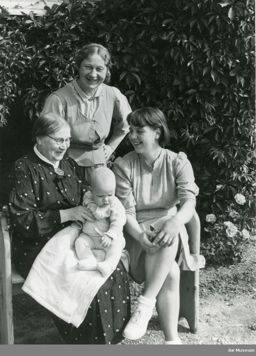 Familiegruppe.
Sitjande frå v. Anne Marie Vaa, Kviteseid, bak dottera Ingebjørg T. Valen, f. Vaa og eit spedbarn og ei yngre kvinne.