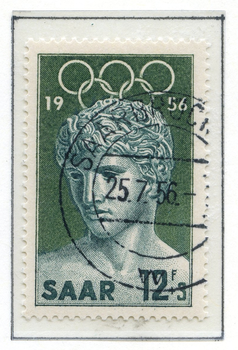 Syv frimerker med motiver fra de klassiske greske olympiske leker montert på albumark i størrelse A4. De første fire frimerkene viser øvelser fra de klassiske lekene med ol-ringene i forgrunnen, og ulik bakgrunnsfarge. Disse er utgitt i Tyskland, i fbm med sommer-OL i Roma 1960. Et frimerke utgitt i Paraguy i 1980 viser hodet til Satyros (gresk arkitekt fra antikken) plassert på et ark som viser ruinene etter Olympiastadion. De to siste frimerkene viser en gresk atlet fra antikken med de olympiske ringer over. Frimerkene er utgitt i Saarområdet (på gensen mellom Tyskland og Frankrike), som hadde sin egen olympiske komité i årene etter første og andre verdenskrig.