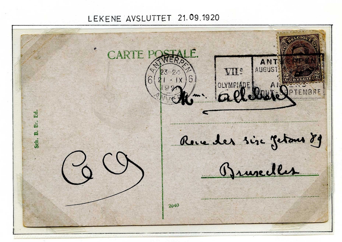 To postkort montert på en albumside, begge med frimerker med bilde av kong Albert I av Belgia. Det første postkortet er stemplet på lekenes første dag - 14. august 1920, og det andre er stemplet på lekenes siste dag - 21. september 1920.