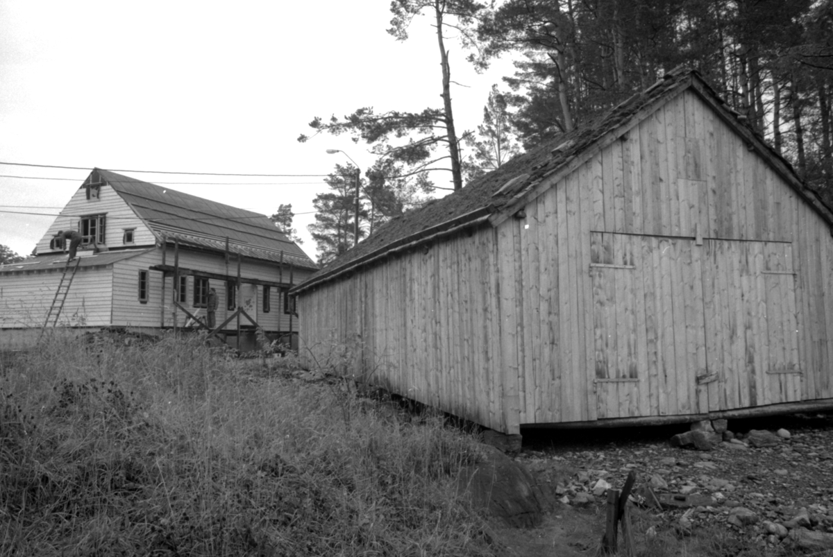 Dokumentasjonsbilder i serie av oppføringa av "Buholmhuset" på Sunnmøre Museum.