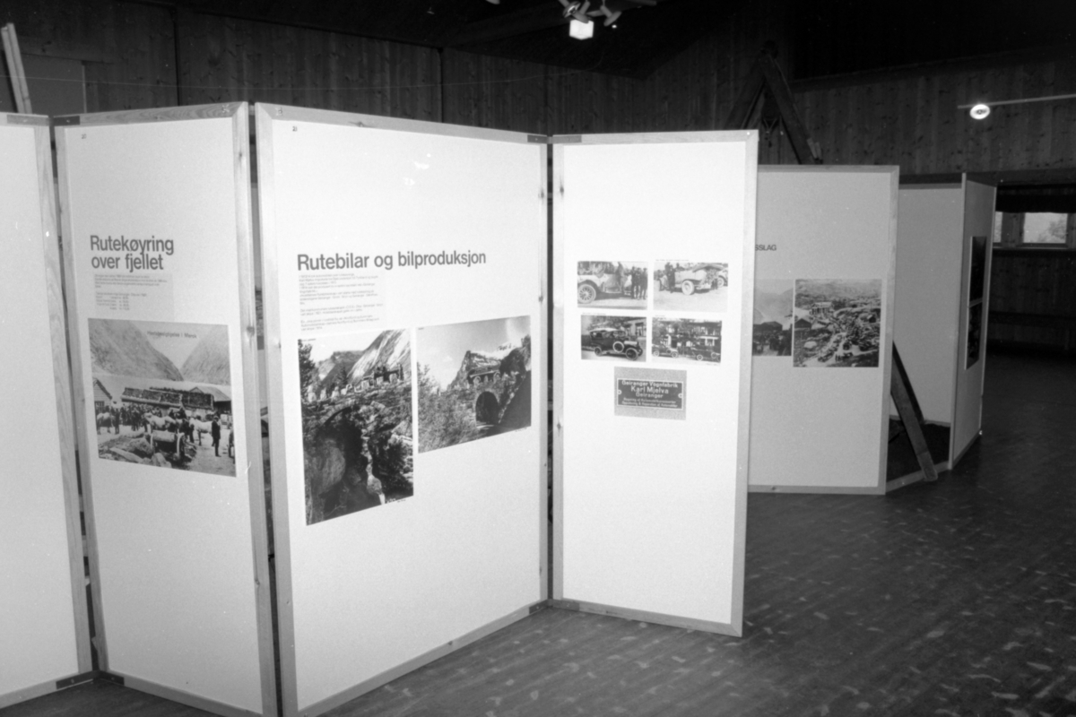 Dokumentasjonsbilder i serie av vegutstillinga i Geiranger. Satt opp av museumsansatte ved Sunnmøre Museum i samarbeid med Vegvesenet.