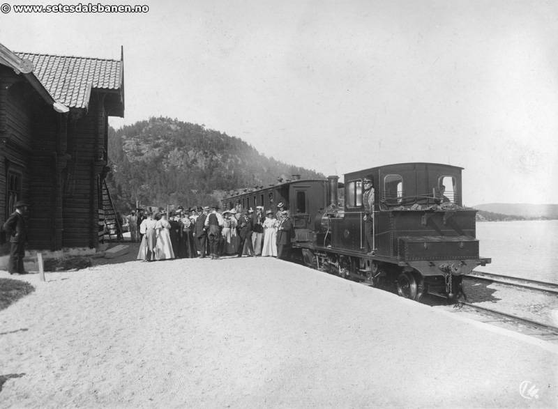 Setesdalsbanen. Befaringstog med lokomotiv nr. 2 og personvogn litra BCDFo. Hægeland stasjon.