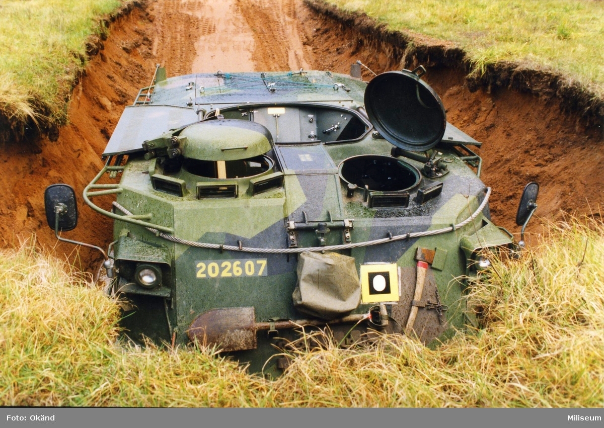 Pvrbv 551 (Pansarvärnsrobotbandvagn 551) i eldställning.