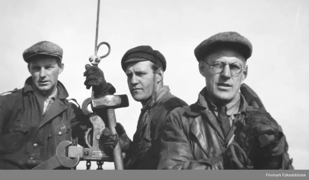 Mastemontørene fra venstre: Rolf Manninen, Arne Isaksen og Magne Jønsson, de som jobbet i de store høyder til de første kringkastings-mastene i Vadsø i 1933. 