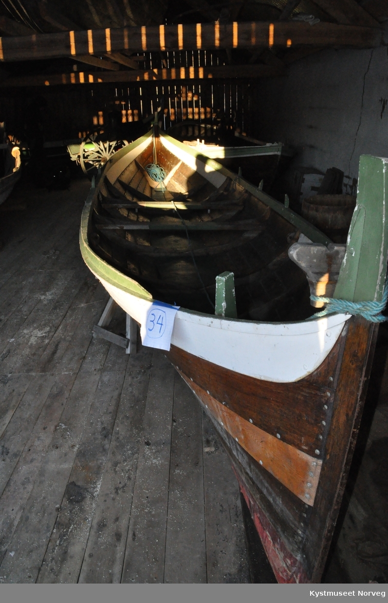 Treroring, nordlandsbåt, båt av nyere dato
6, 37 meter halslengde
bygd utenfor tradisisjonen