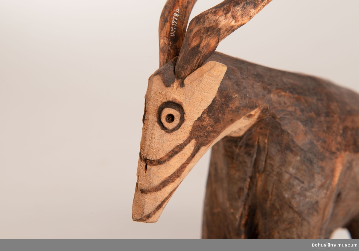 Ur handskrivna katalogen 1957-1958:
Träskulptur; antilop?
H. (utan horn) 18 cm.
tvärstrimmig på huvudet. Benen trasiga lagade. 
Hornen b och c, L. 19,5 cm. hela.
Infödingsarbete, Sydafrika.

Lappkatalog: 9