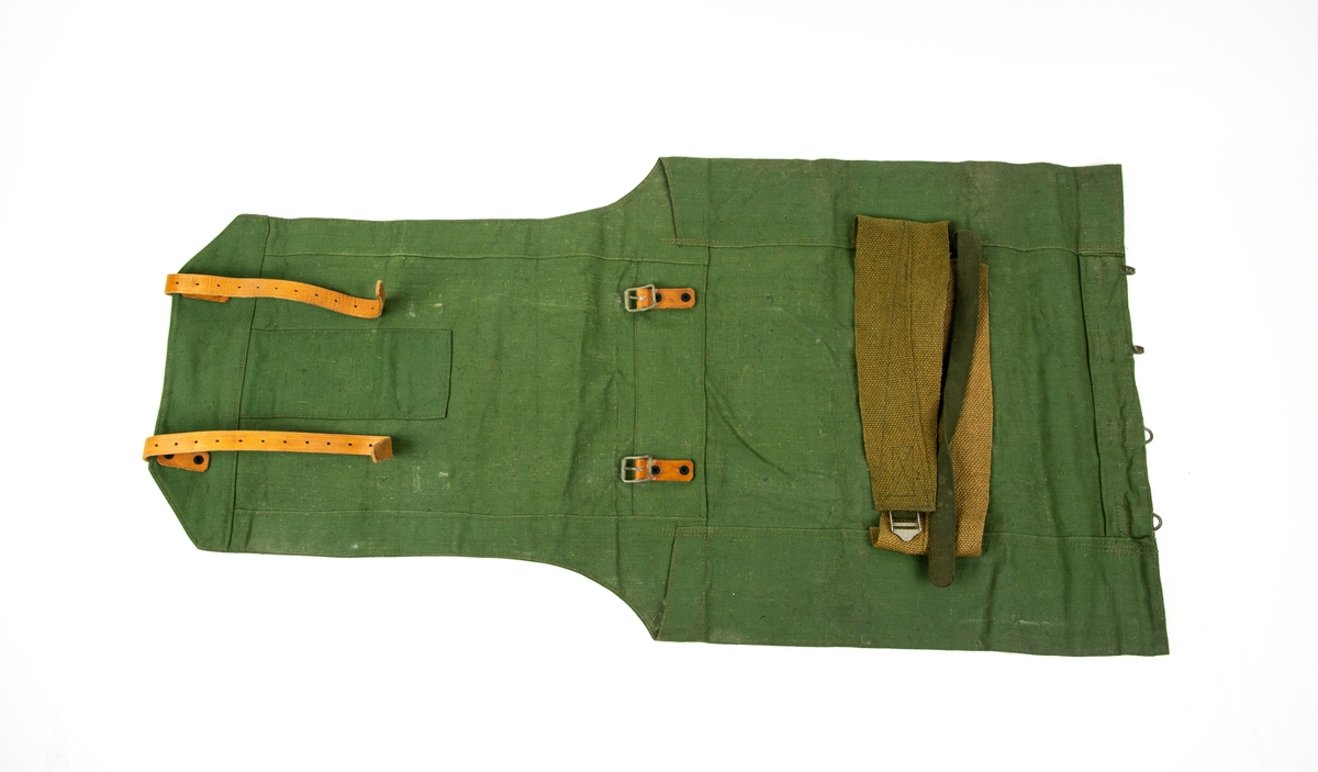Två stycken bårar i 7 delar. Tillverkad av grön textil med remmar i läder och delar av metall.
