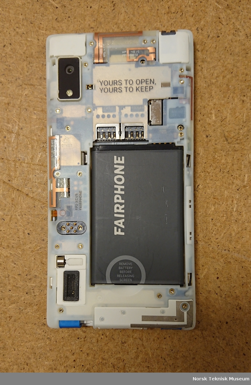 Mobiltelefon av typen Fairphone med åpent bakdeksel