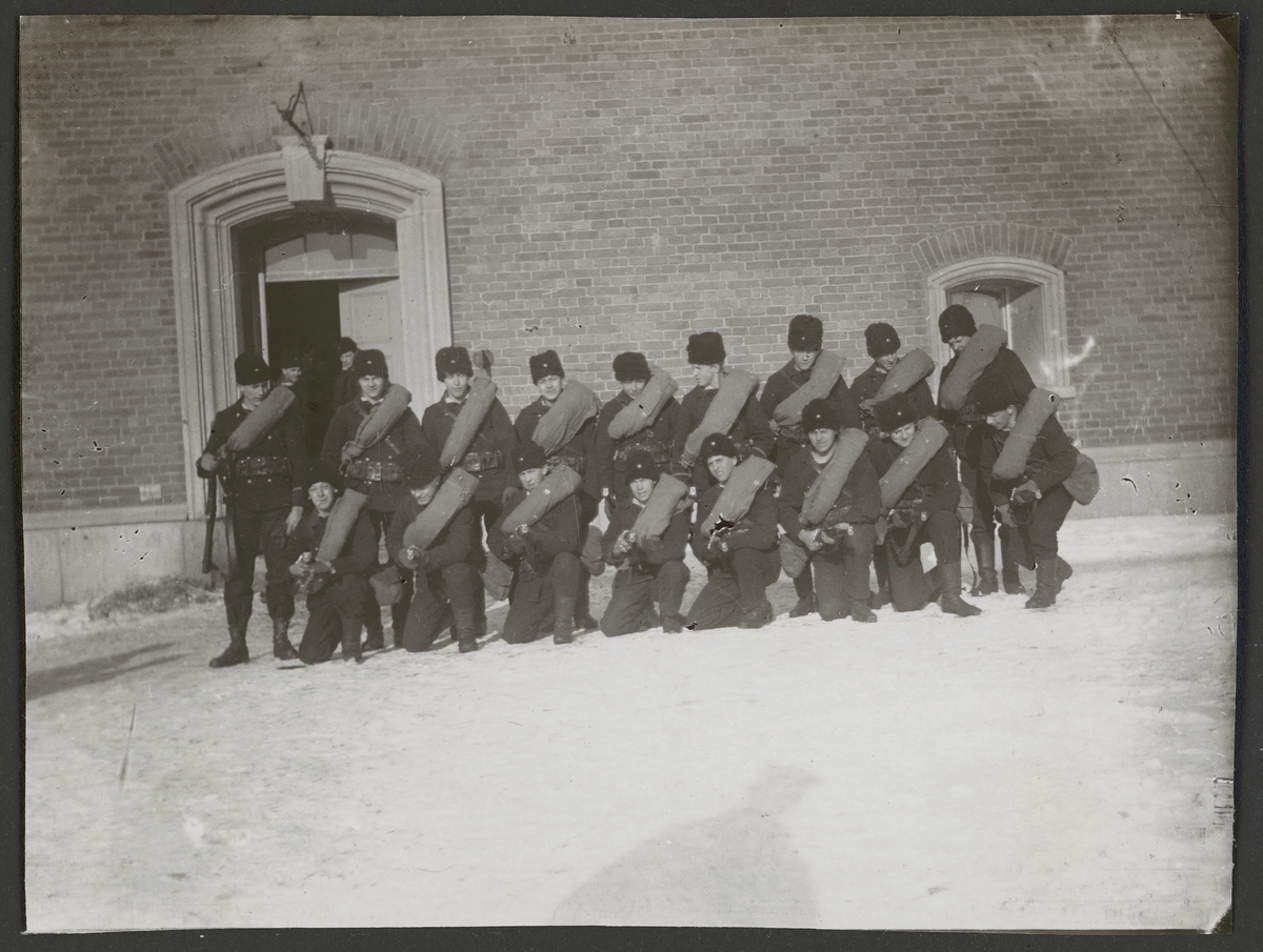 Bilden visar verksamheten från Vaxholms kustartilleri regemente, här uppställning av soldater som bär pälsmössor.