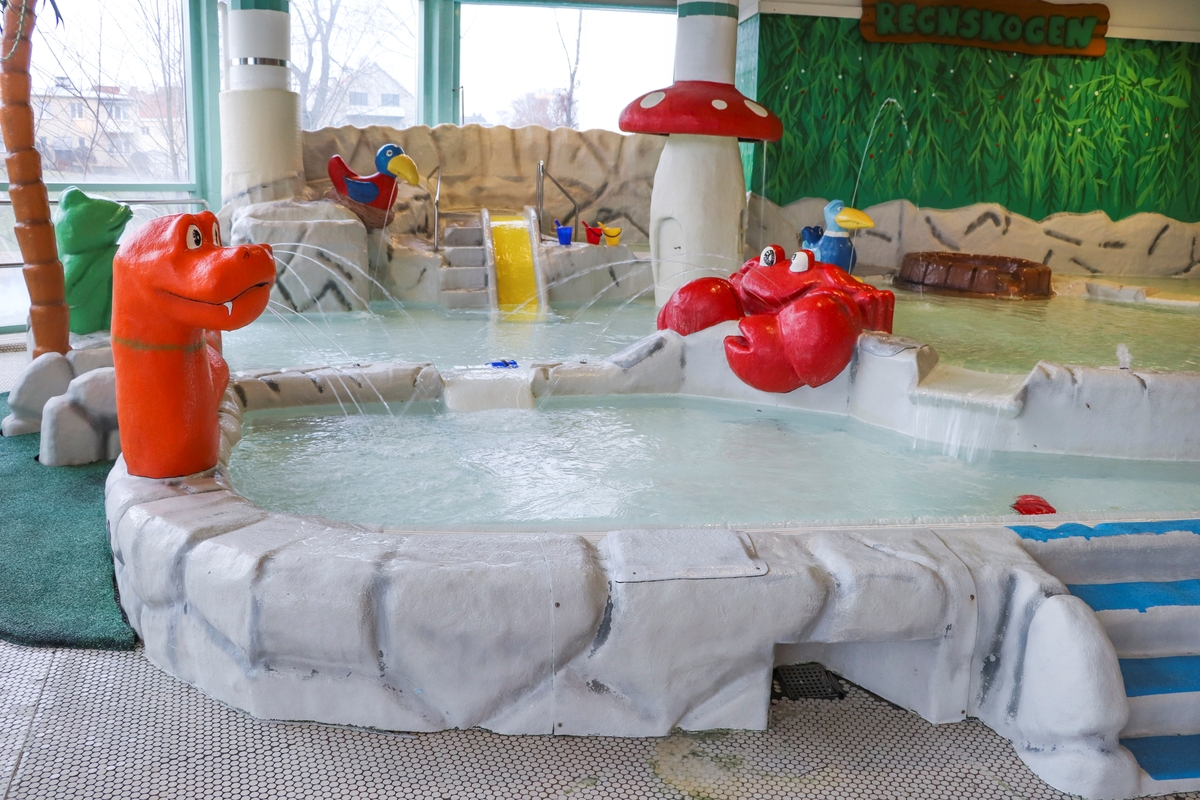 Plaskpool för små barn med färgstarka djur som sprutar vatten.

Bilder från Linköpings simhall vintern 2021. Vid sidan av simhallen byggs en ny simhall. Vintern 2021 drivs simhallen av Medley.