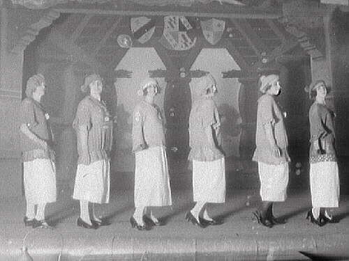 Teaterföreställning, nyårsrevyn "Jazzflickor", en scen med sex flickor på rad med ena sidan vänd åt publiken. Bild 2 visar en grupp svartklädda människor i ett finrum med girlander i taklampan.