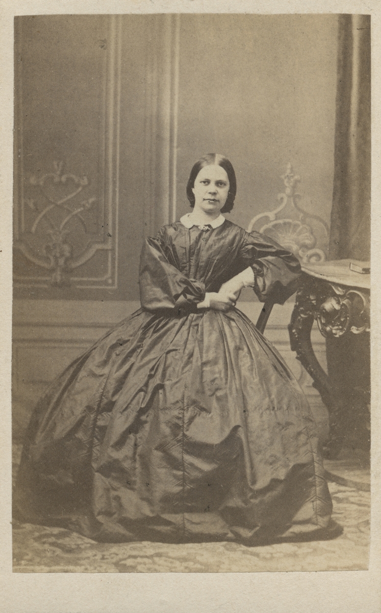 Bilden föreställer Engla Maria Flodin, född 1838-09-11 i Västerås, död 1926-01-23 i Västerås.
