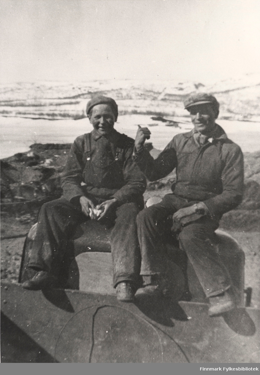 Sandnes grustak i Sør-Varanger, 1942-1943. Fra v: Ralph Warelius og Arthur Arvola.