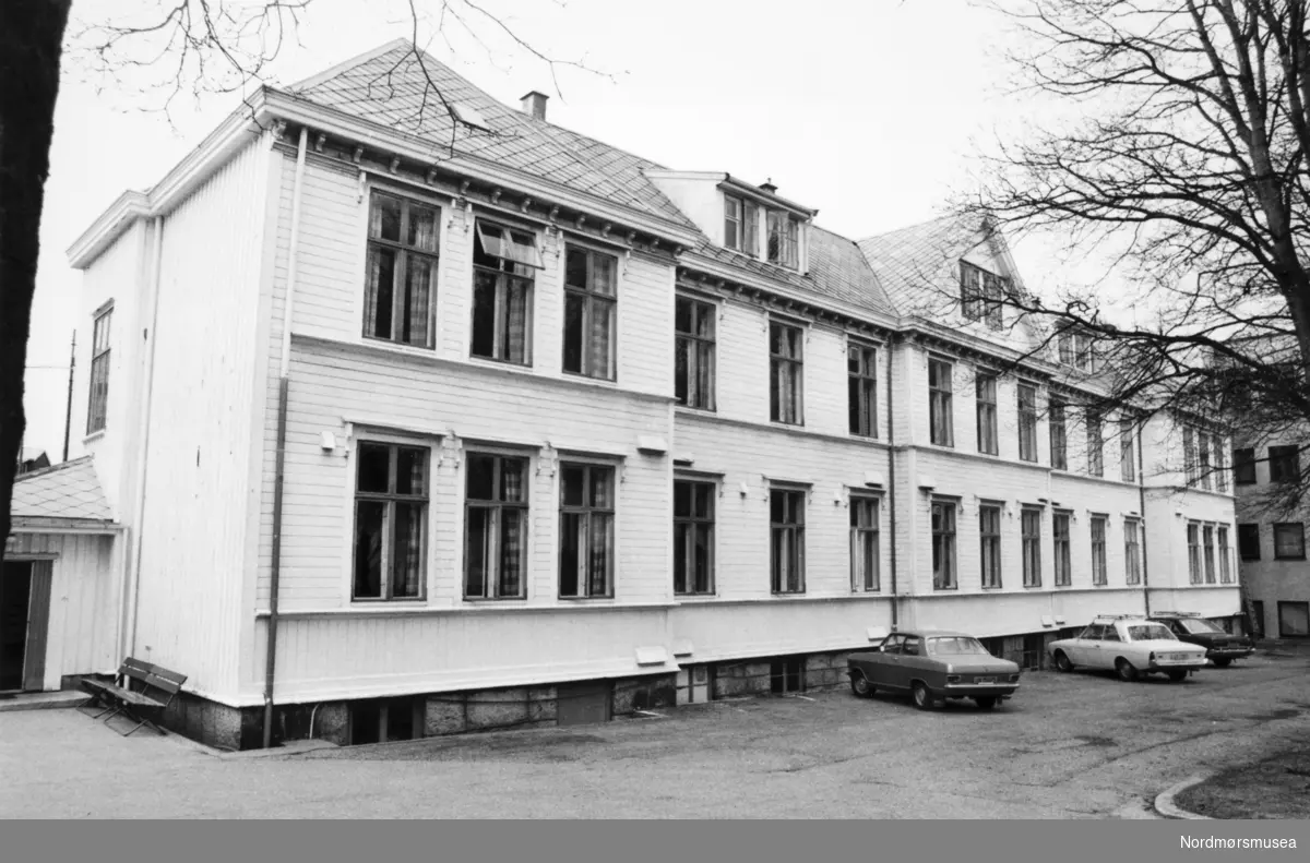 Det gamle lasarettet i Kristiansund. Bildet er fra avisa Tidens Krav sitt arkiv i tidsrommet 1970-1994. Nå i Nordmøre museums fotosamling.