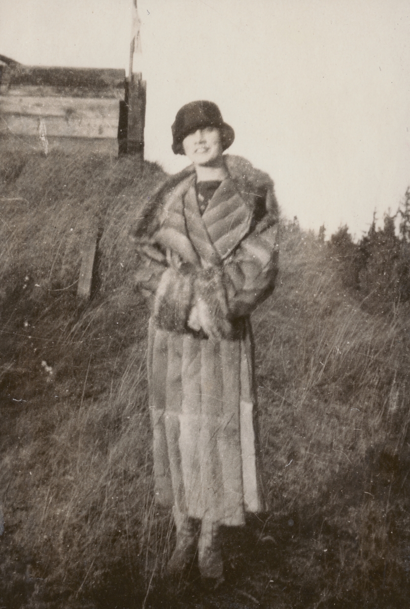 Porträttfoto av Anna Linderstam vid militär anläggning, 1924.

Text vid foto: "'Annika"