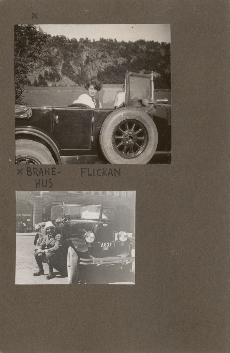 Anna Linderstam sitter i en bil på en väg nedanför Brahehus, 1925.

Text vid foto: "Med Fiat 501 på strövtåg i vida världen. 1925. X Brahehus. Flickan."