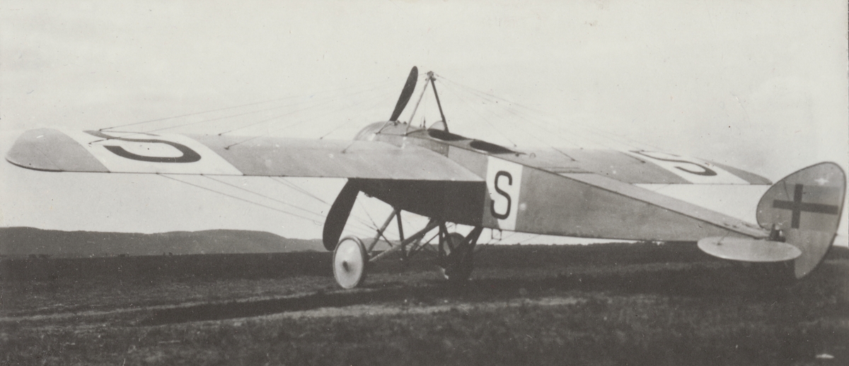 Flygplan Thulin K tillhörande Enoch Thulin står på flygfältet i Ljungbyhed, 1918.