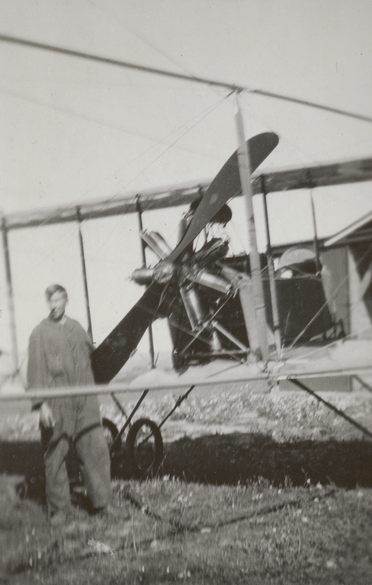 En man står bredvid en motorinstallation på flygplan Farman HF 22, omkring 1915-1916.