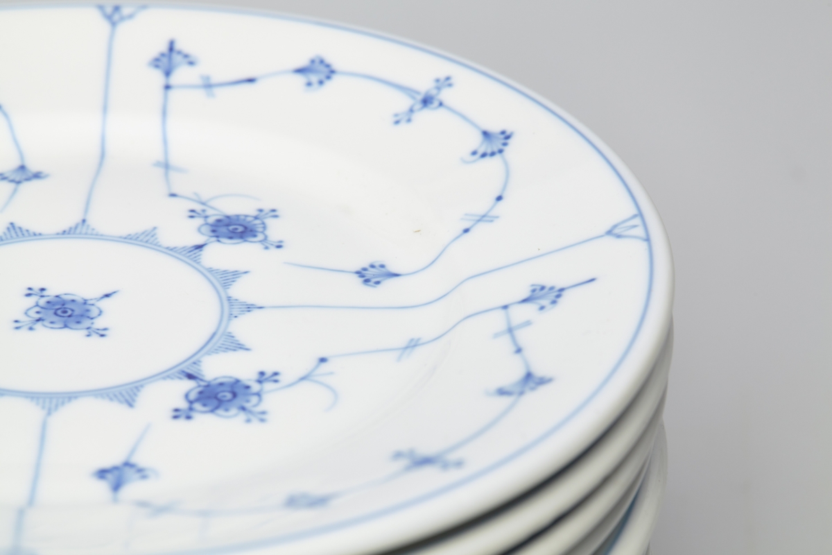 13 hvite tallerkener fra Porsgrund, dekorert med blått stråmønster.