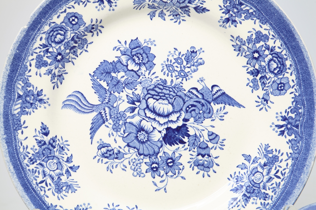 Seks hvite tallerkener, med blått fasanmønster.