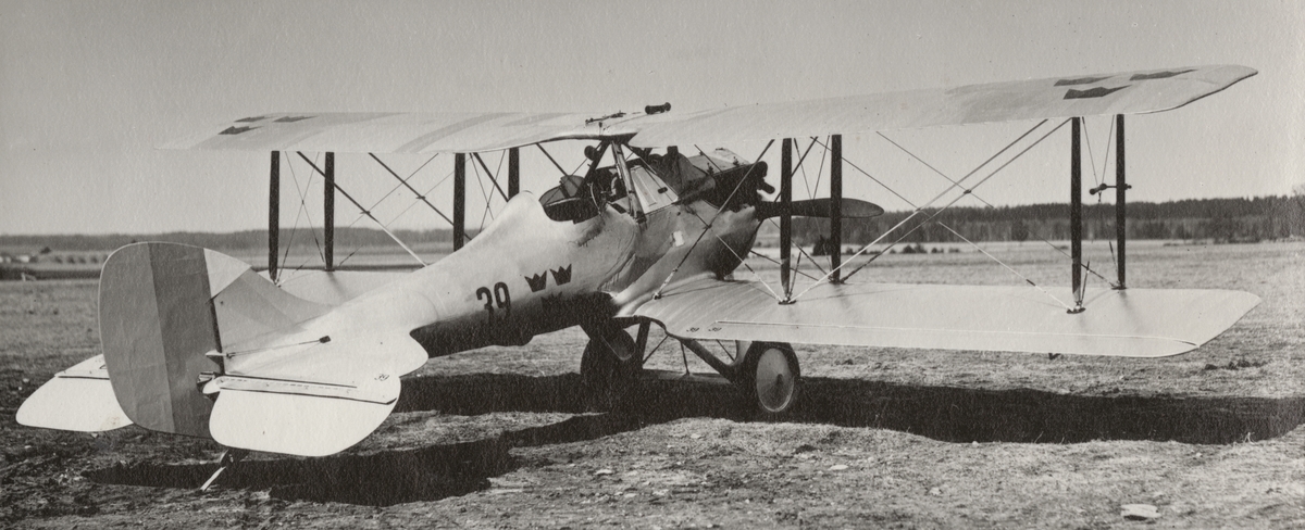 Flygplan J 2, Nieuport 29C-1 märkt nr 39 (69) står på flygfältet på Malmen, 1927. Vy bakifrån.

Text vid foto: "Jaktplan typ Nieuport 29 C-1 1926. Motor 300 HK Hispano-Suiza fast ksp."