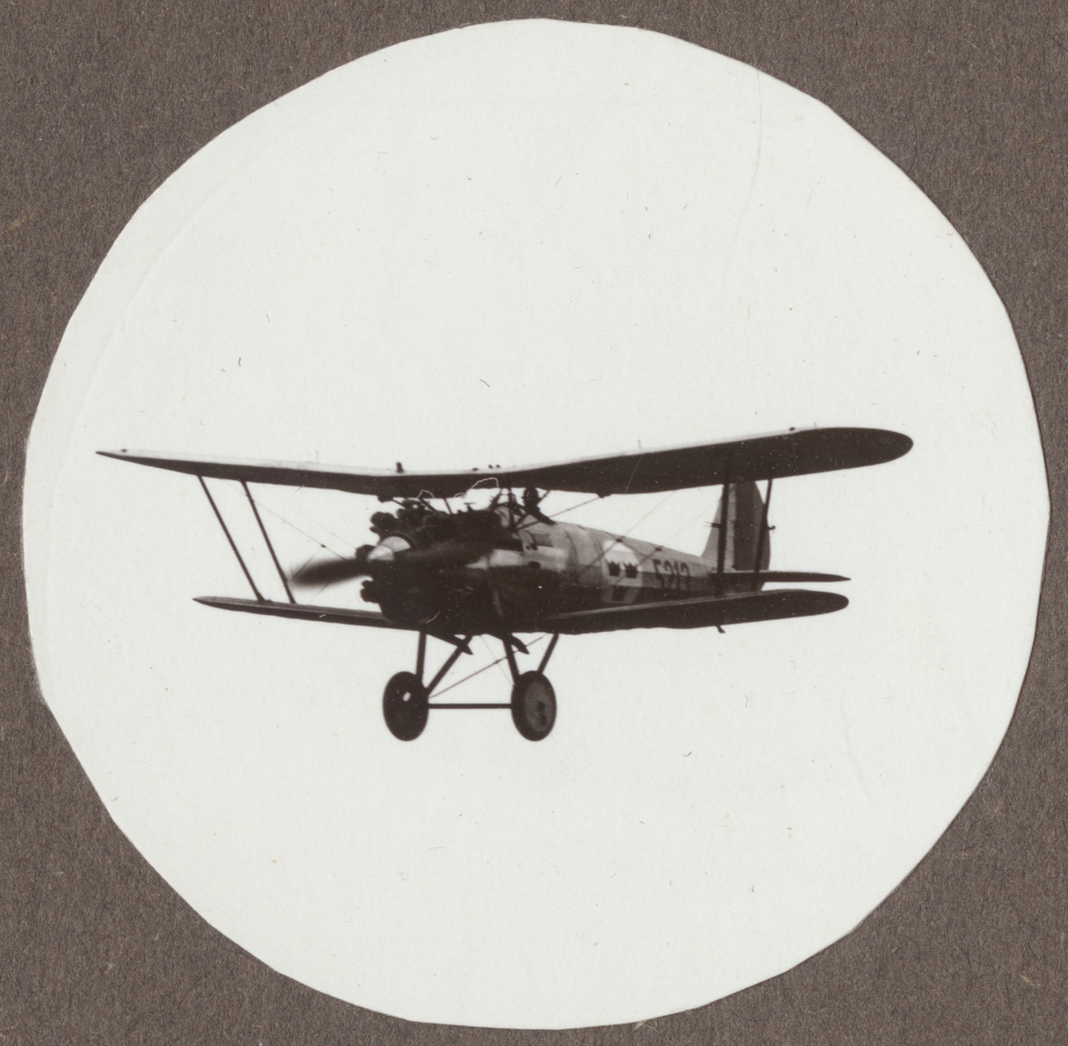 Flygplan J 7, Bristol Bulldog i luften på låg höjd. Vy snett framifrån.

Text vid foto: "Bristol Bulldog 450 Jupiter J 7 1931."