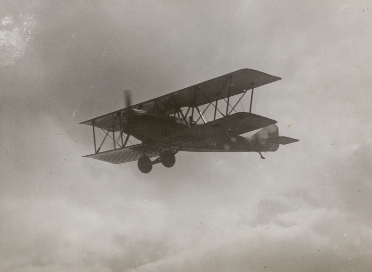 Flygplan Fiat BR 1 (B 1) i luften, 1925. Vy nedifrån.

Text vid foto: "Fiat B.R. I B 2. 1925."