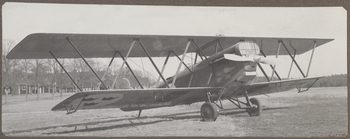 Flygplan Fiat BR 1, B 1 står på flygfältet på Malmen, 1924. Vy snett framifrån.