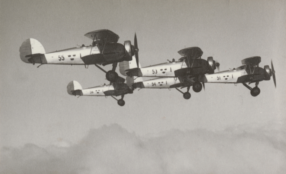 Fem flygplan B 4, Hawker Hart tillhörande F 1 Västmanlands flygflottilj flyger i formation. Flygplan märkta F 1-51, F 1-53, F 1-54, F 1-55 samt F 1-56. Flygbild.


Text vid foto: "B 4 '5-grupp' i V-form."