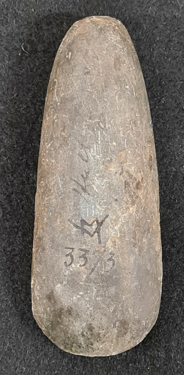 03 373: Från Hult, Starrkärr socken, Västergötland. Köpt genom Thure Langer för 2 kronor.

Yxa bergart, närmast spetsnackig. Väl slipad. L. 9,5 cm, br. 3 cm.