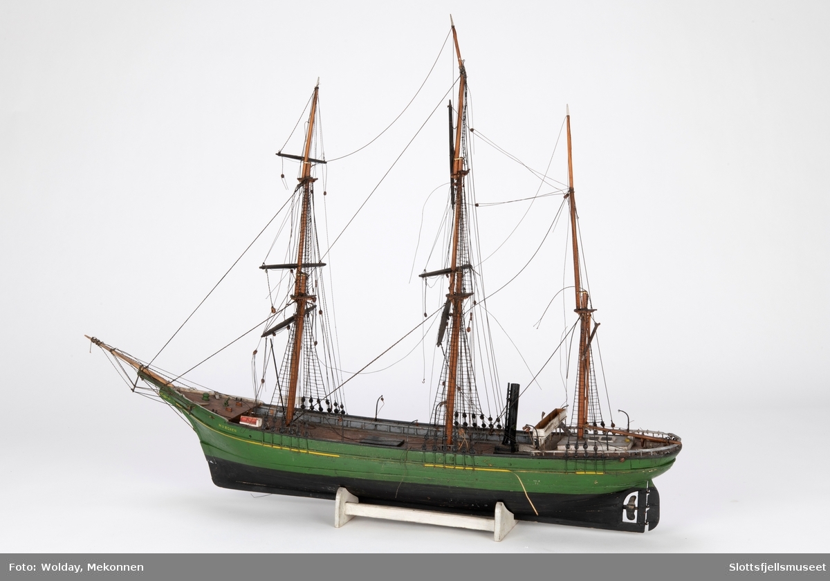Modell av selfangeren MORGENEN. Skipet er grønmalt med sort vannlinje og sort skorstein.
