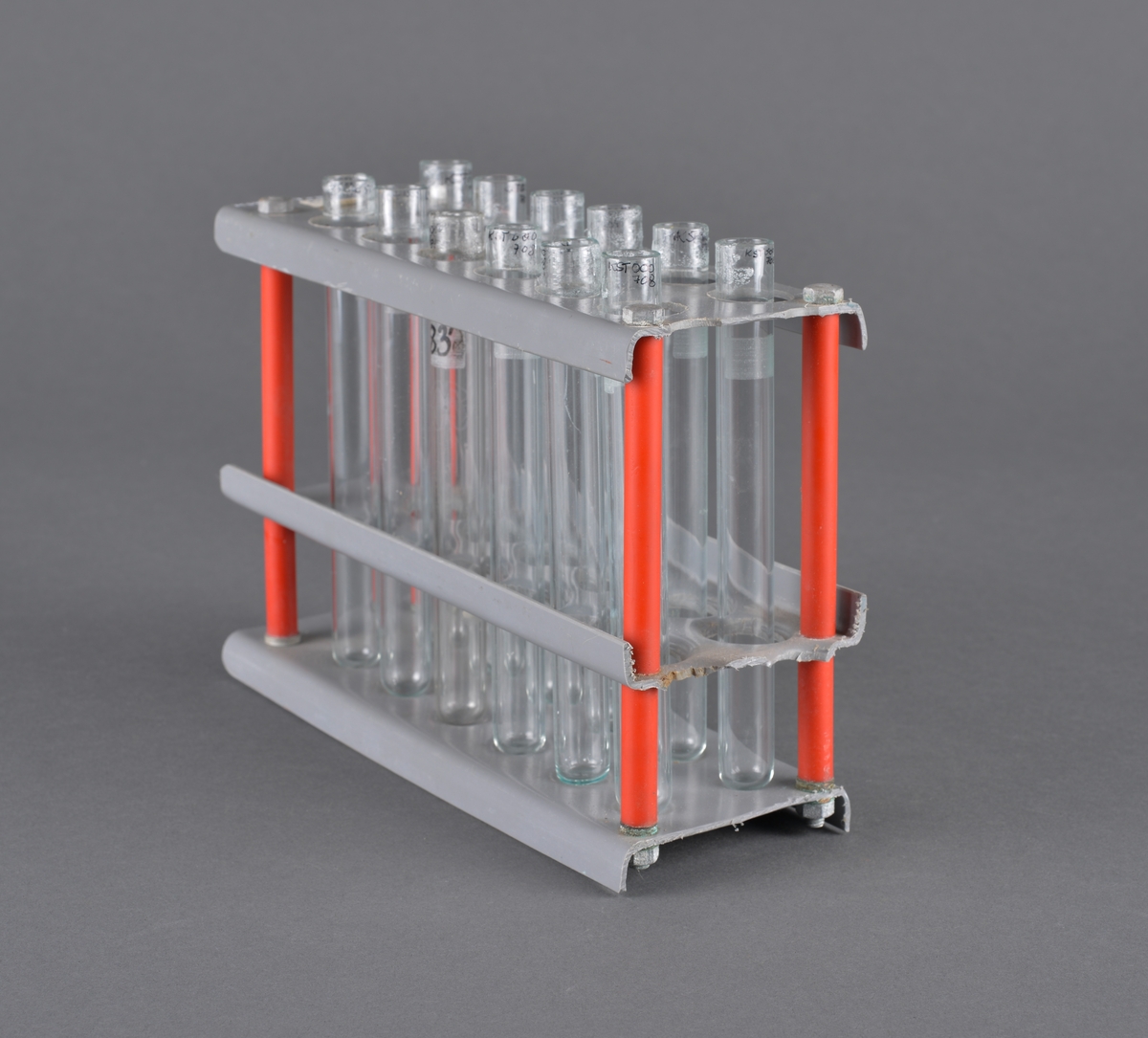 Reagensglass brukt ved laboratorium.
Stativ med 12 glass