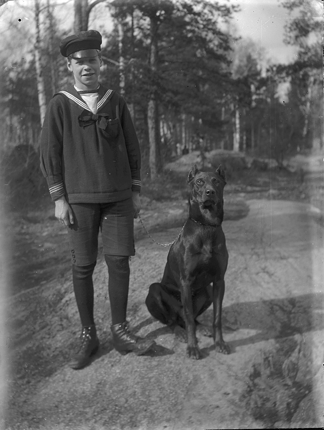 Pojke i sjömanskostym med hund. Västerås.