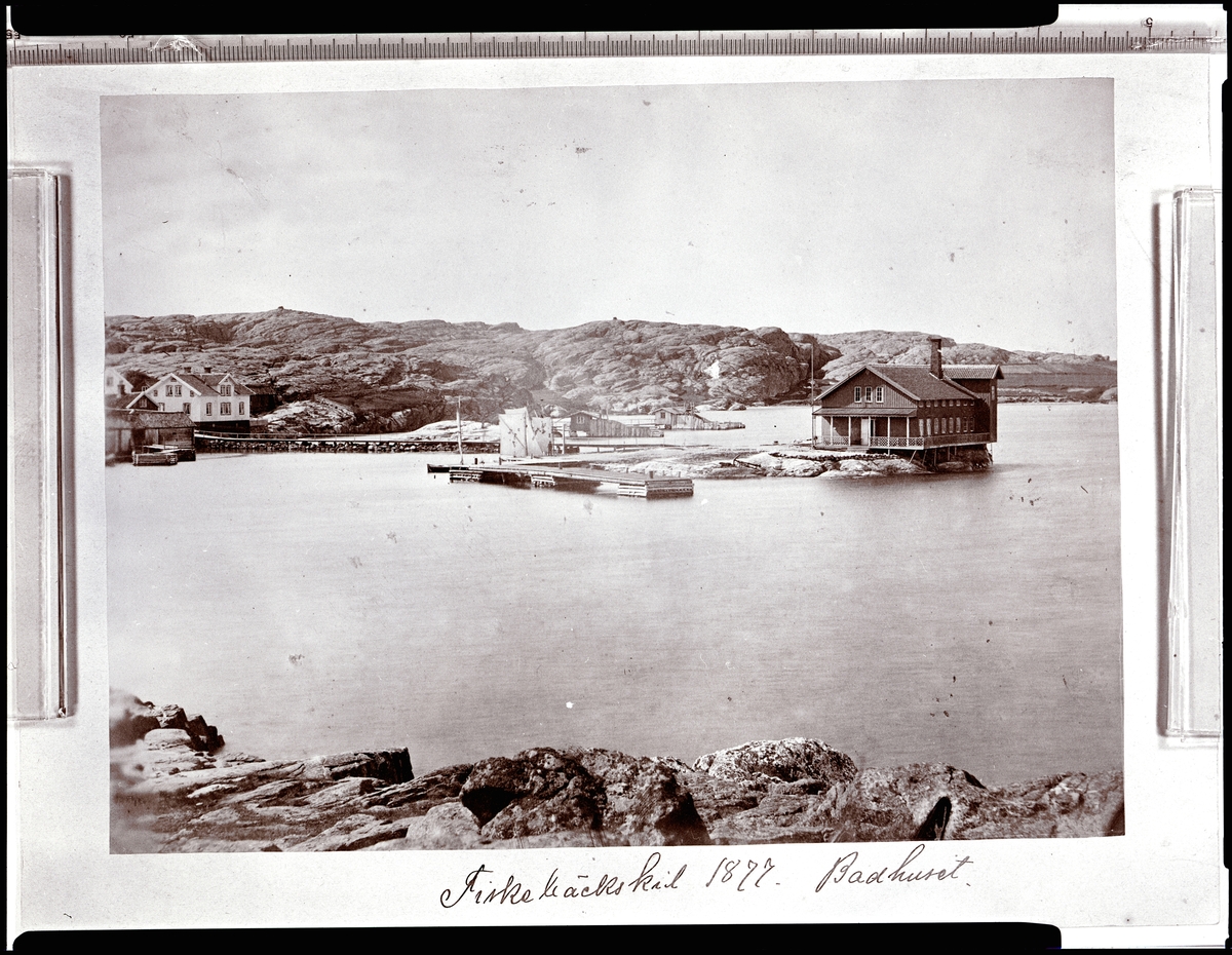 Text på kortet: "Fiskebäckskil 1877. Badhuset".