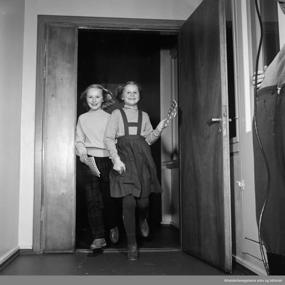 Høstens og vinterens nyheter i barneklær. Åse og Gerd, begge 11 år. November 1956.