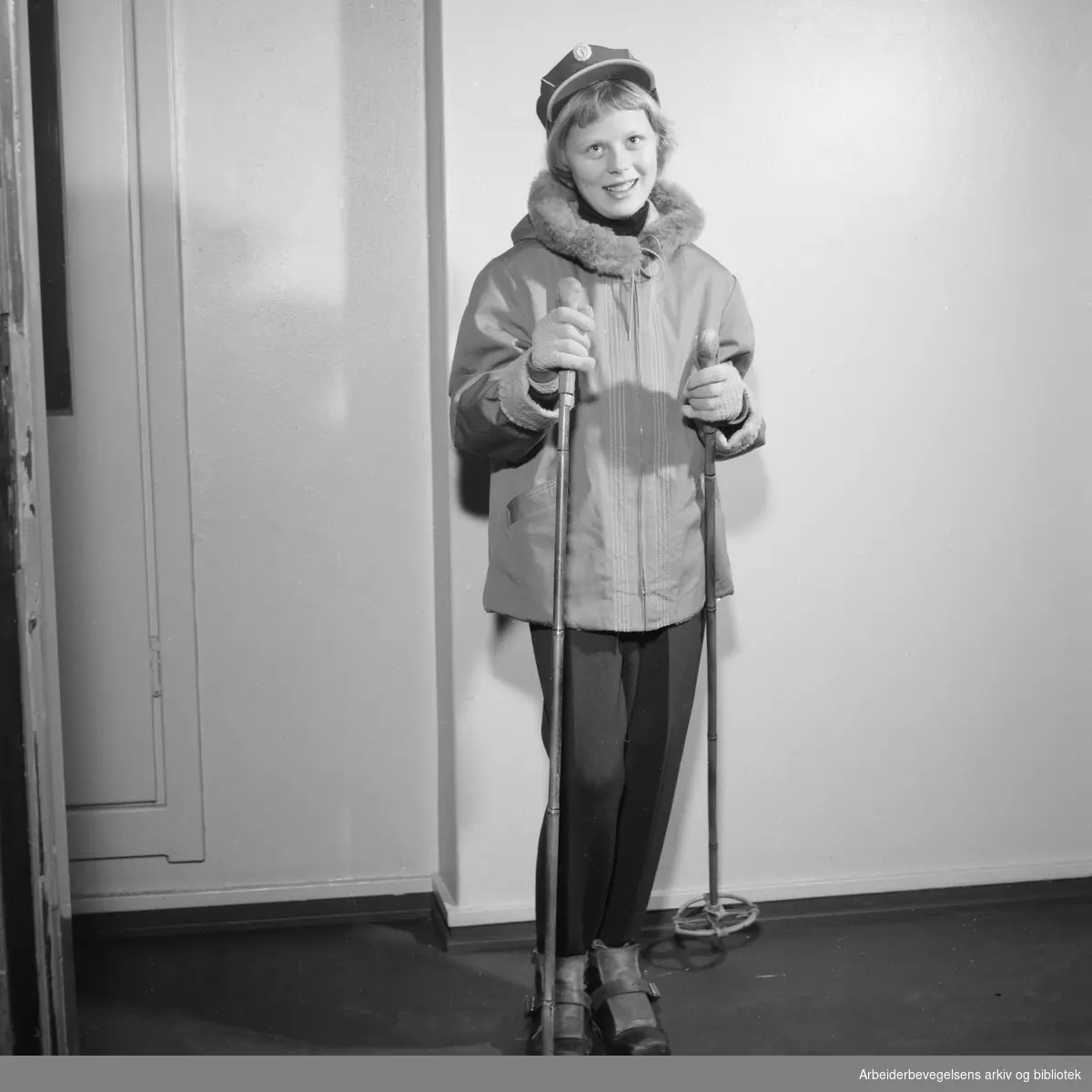 Høstens og vinterens nyheter i barneklær. 11 år gamle Wenche med en gråblå skianorakk i poplin og gabardinstrekkbukser. November 1956.